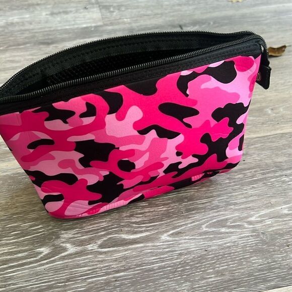 Pink Camo Neoprene Cosmetic Case - NEW - Picture 1 of 2
